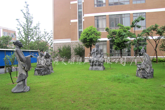 孔子讲学雕塑由一尊端坐状的孔子像和四位弟子像构成.jpg