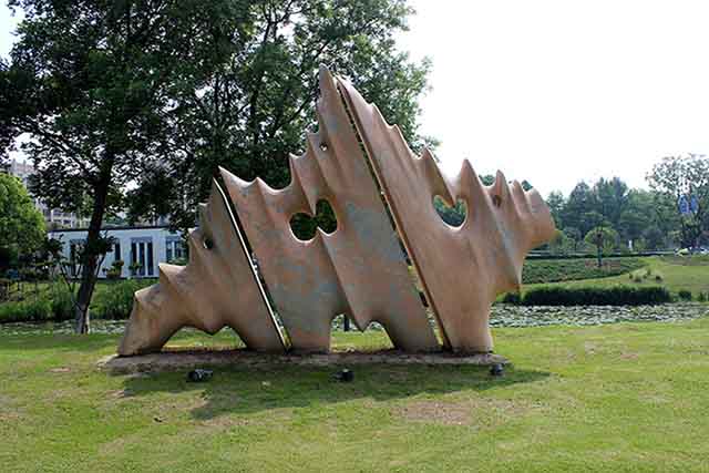 芜湖雕塑公园雕塑风驰.jpg