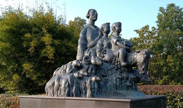 芜湖雕塑公园雕塑藏汉一家.jpg