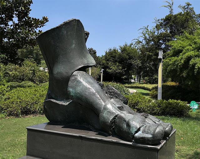 芜湖雕塑公园雕塑脚踏实地.jpg