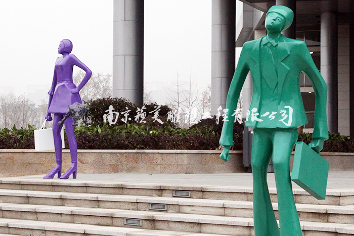 南京东城汇铸铜彩绘雕塑由南京苏美雕塑厂制作完成