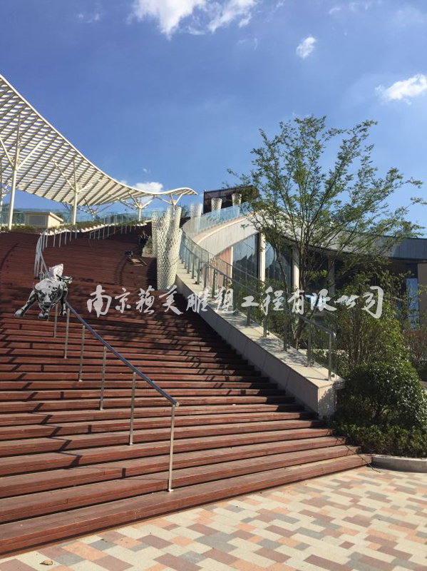 户外景观雕塑安装于南京江心洲科技中心