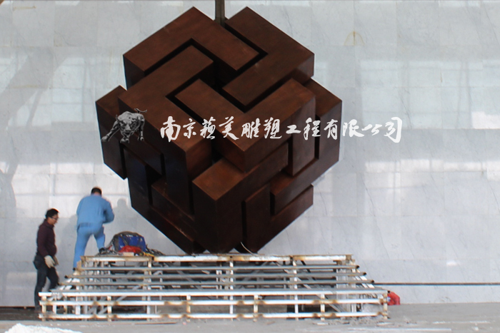 锻铜雕塑：立方体。南京苏美雕塑制作安装