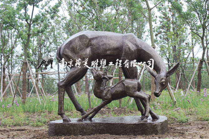 苏州大阳山母子鹿雕塑亲情主题铸铜工艺由南京苏美雕塑厂制作