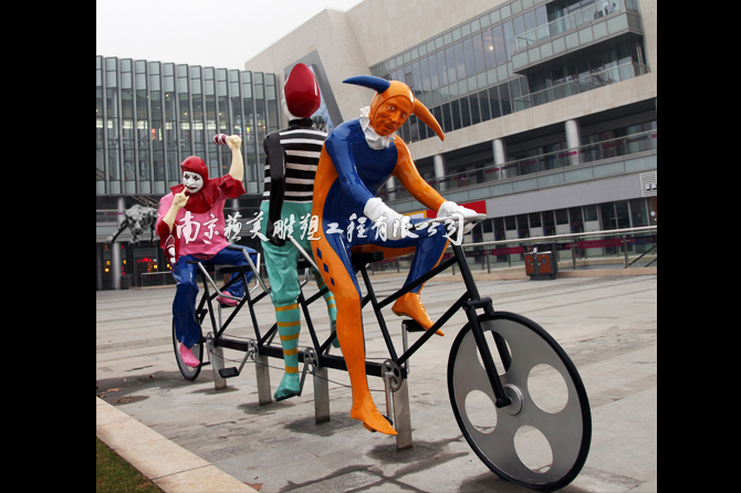 南京东城汇铸铜人物小丑雕塑由南京苏美雕塑制作